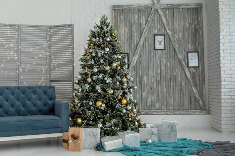 9 Foot Artificial Christmas Trees: Lighting Tricks And Tips